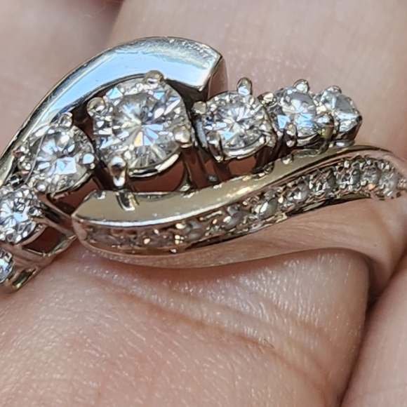 Beautiful Diamond ring In 14k Gold. - Picture 6 of 8